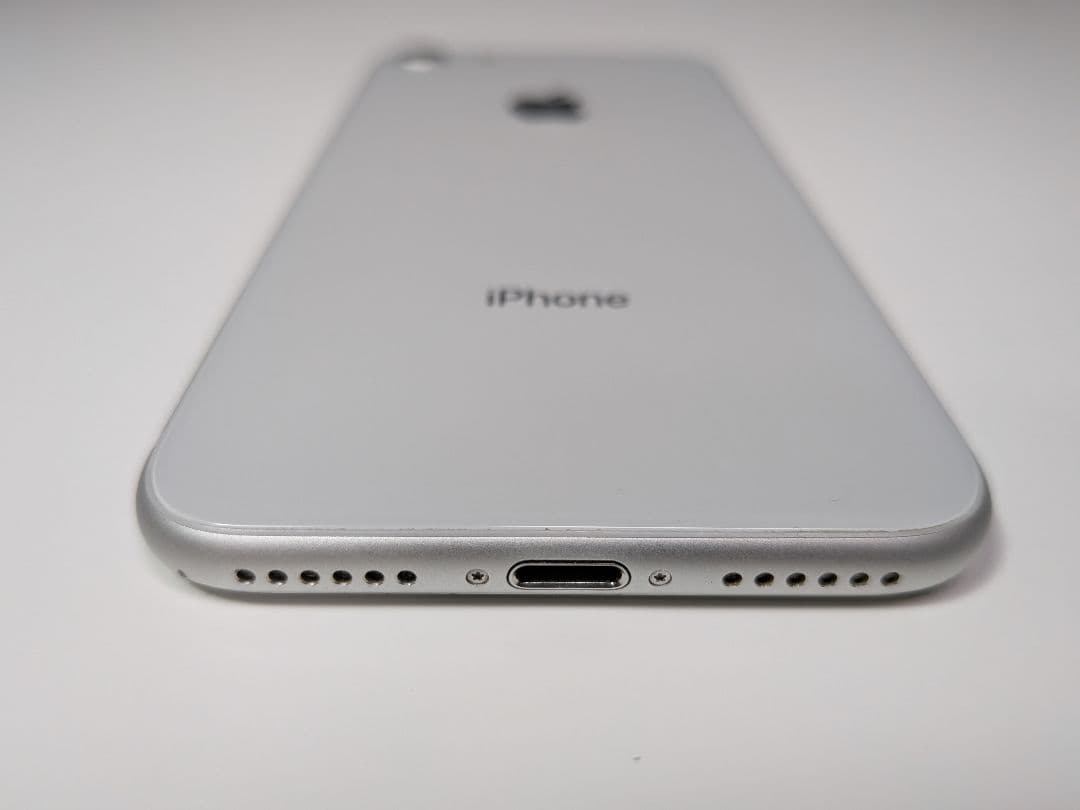 ④Apple iPhone8 64GB シルバー バッテリー88％