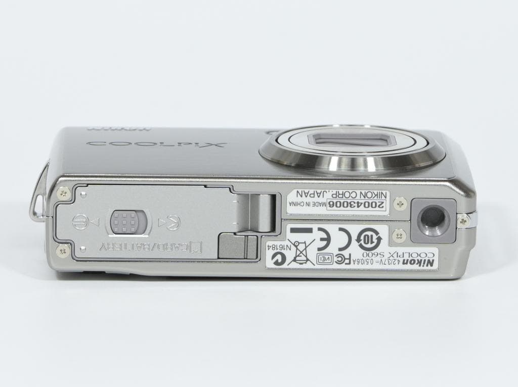 【超美品】 ニコン　Nikon COOLPIX S600 チタンシルバー