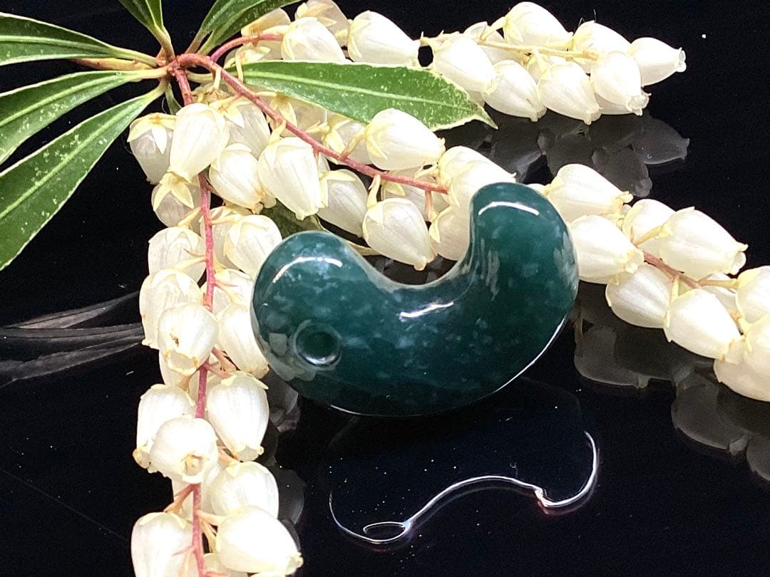✳糸魚川入りコン沢濃厚*青緑色　高額勾玉を卸し値段にて‼️ 鑑別書取得の希少品‼️