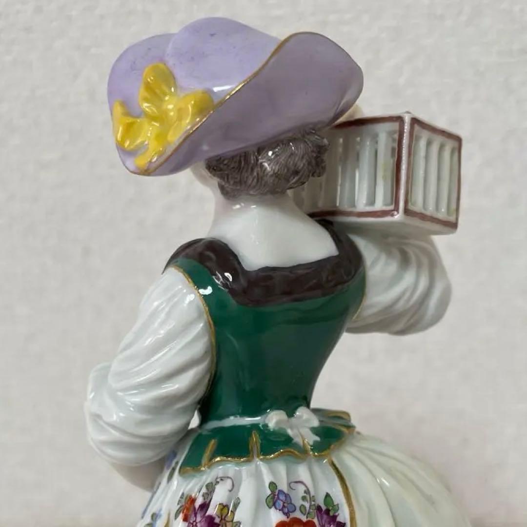 ・伝書鳩を持つ羊飼いの女性・マイセン・ボタン剣・高さ１８cm・Meissen・