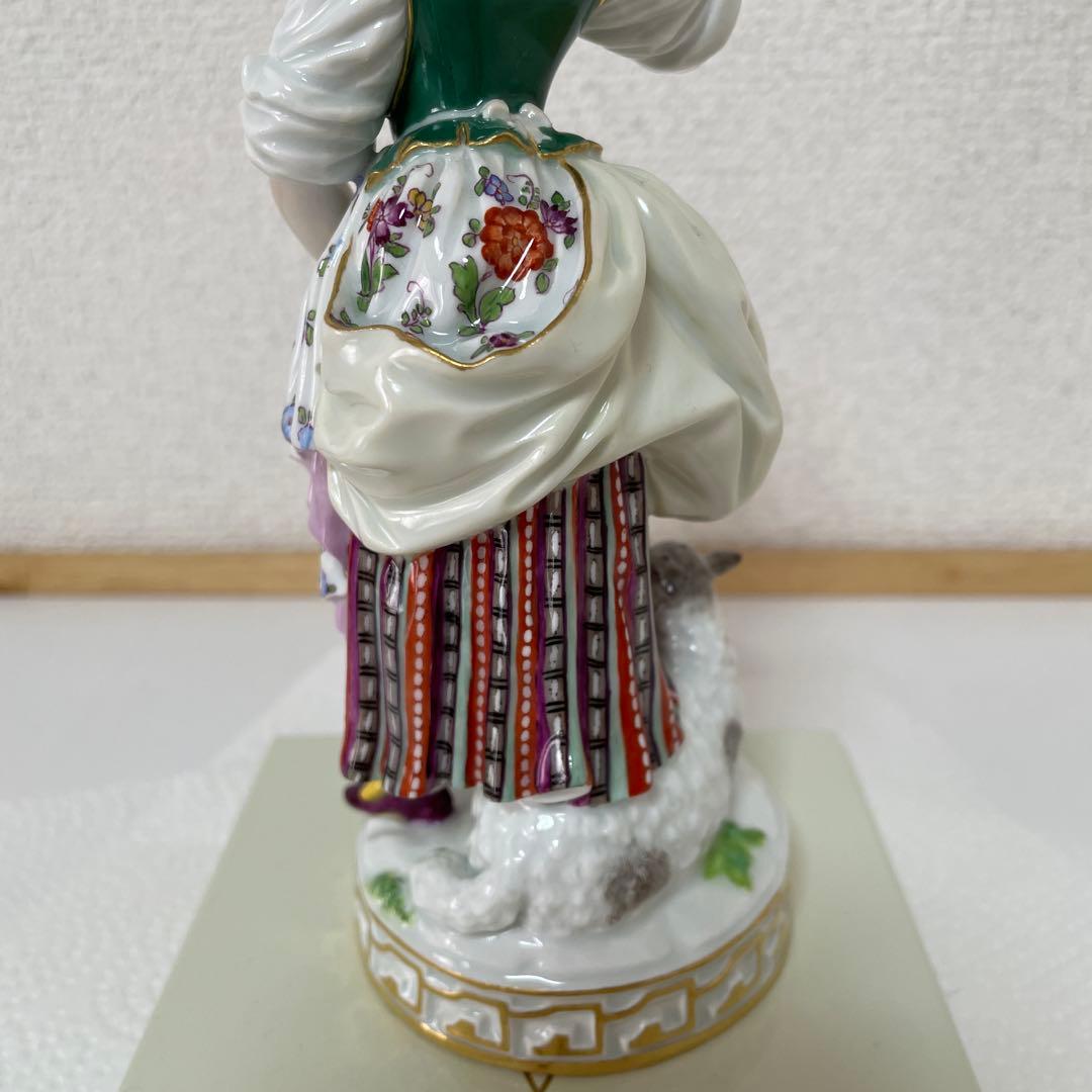 ・伝書鳩を持つ羊飼いの女性・マイセン・ボタン剣・高さ１８cm・Meissen・