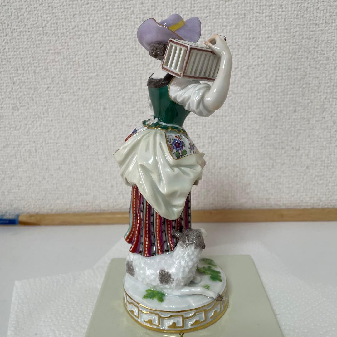 ・伝書鳩を持つ羊飼いの女性・マイセン・ボタン剣・高さ１８cm・Meissen・