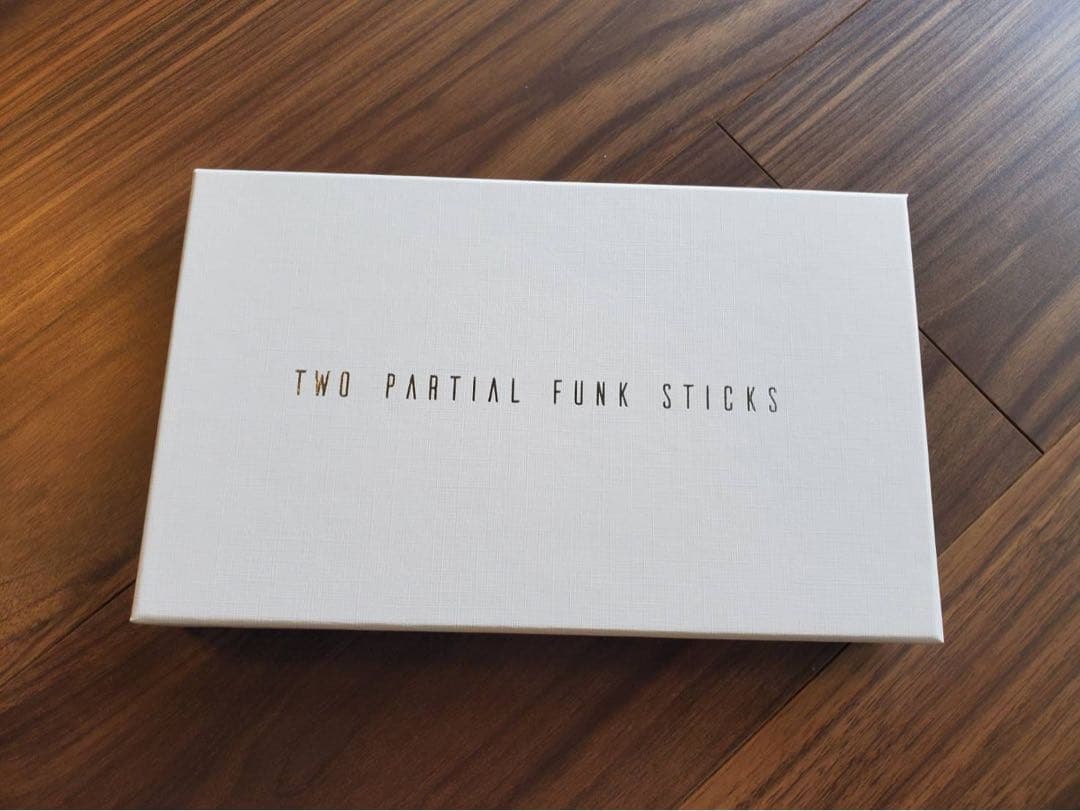 TWO PARTIAL FUNK STICKS 本体と充電ケーブル