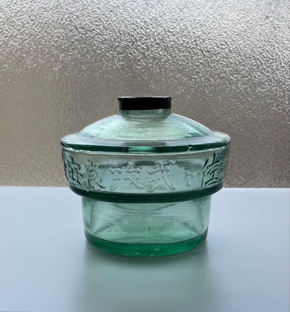 大正2年（1913年）　ガラス製エンボス入りオイルランプ用油壺　金属製吊り具付き