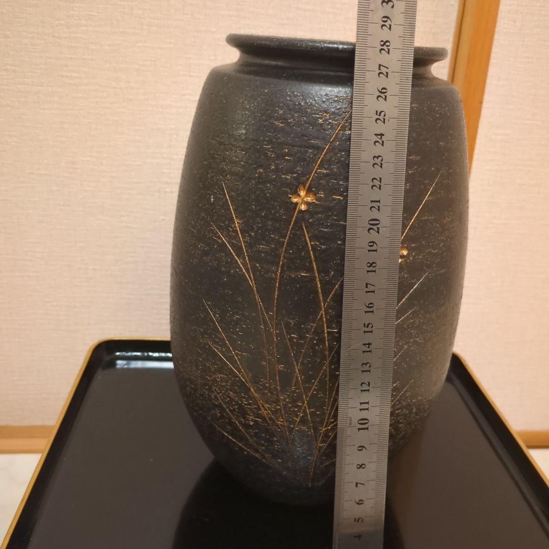 黒　陶器花瓶　金の花柄のデザインあり