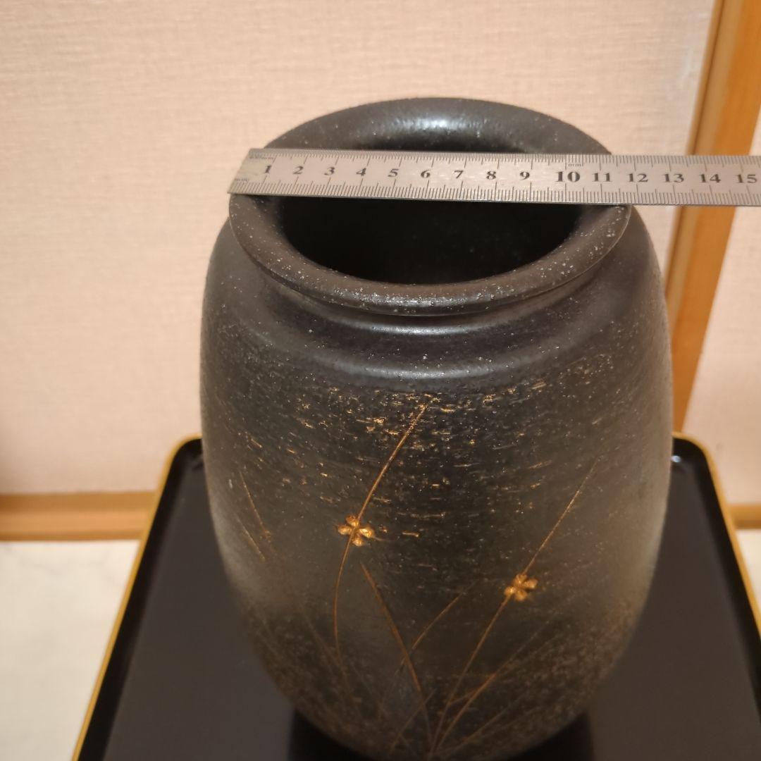 黒　陶器花瓶　金の花柄のデザインあり