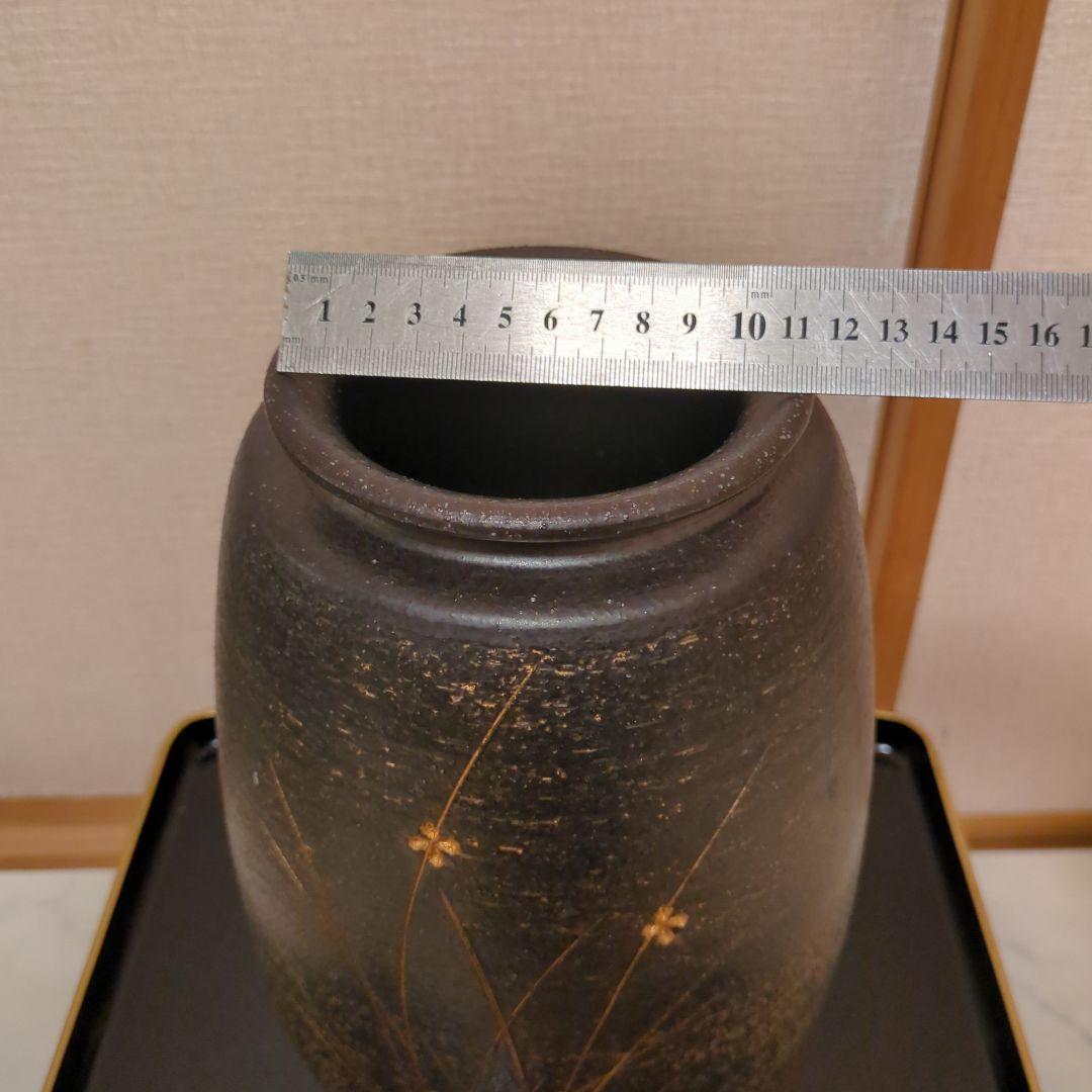黒　陶器花瓶　金の花柄のデザインあり