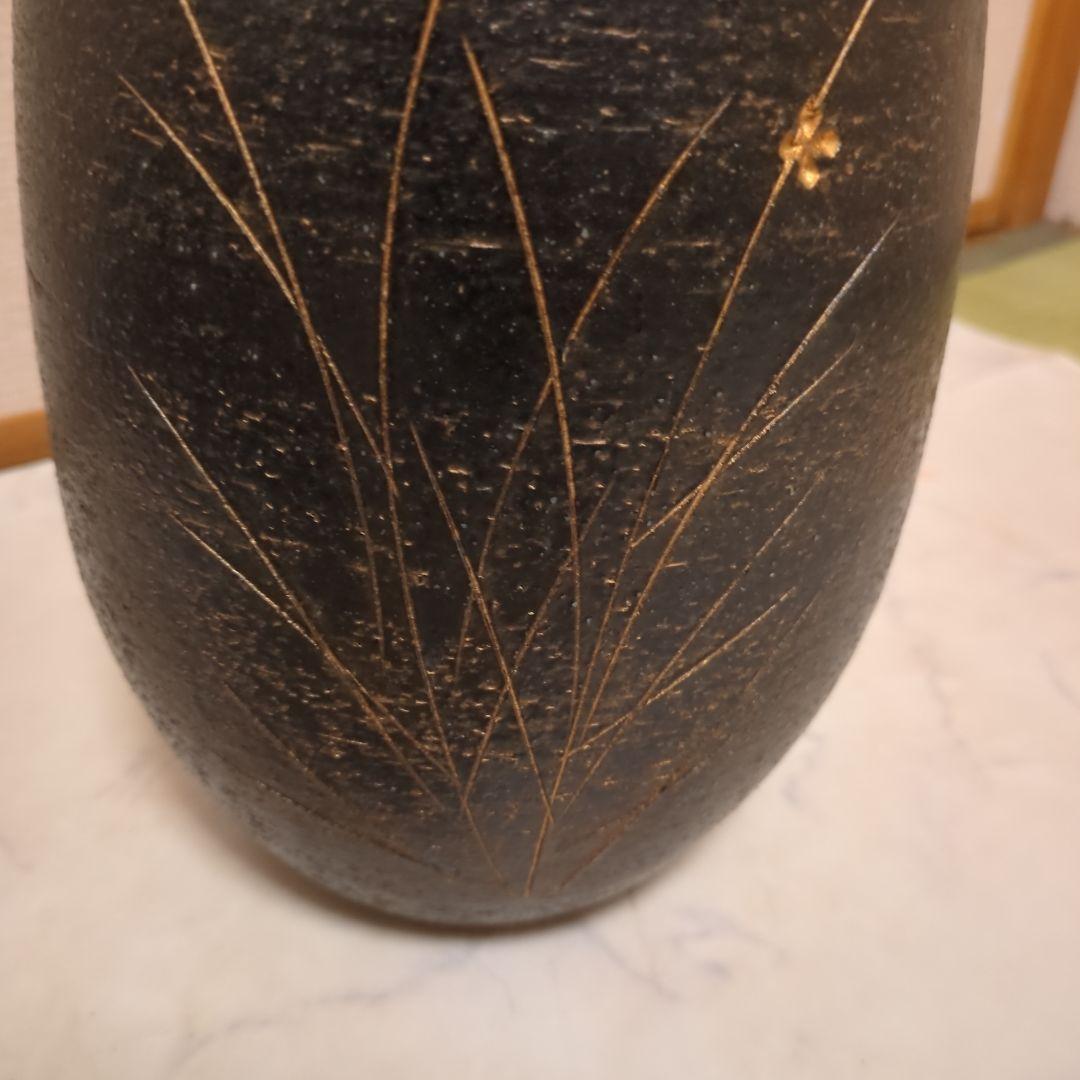 黒　陶器花瓶　金の花柄のデザインあり