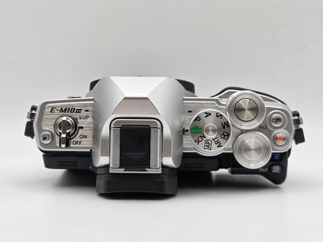 【極美】OLYMPUS OM-D E-M10 Mark iii ボディ シルバー