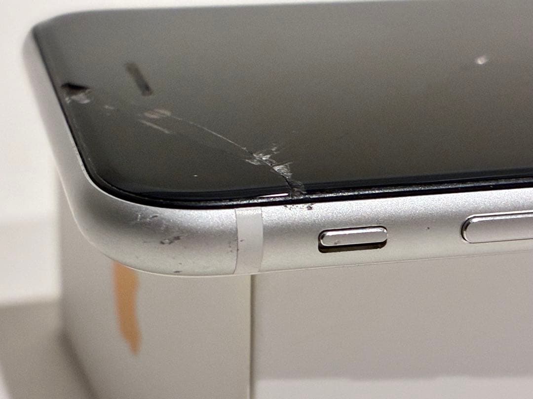 【画面割れあり】MHGQ3J/A iPhone SE2 64GB ホワイト