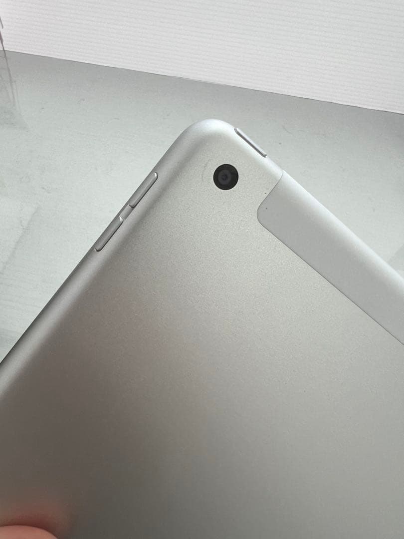 美品　 iPad(第8世代) 128GB シルバー　 SIMフリー