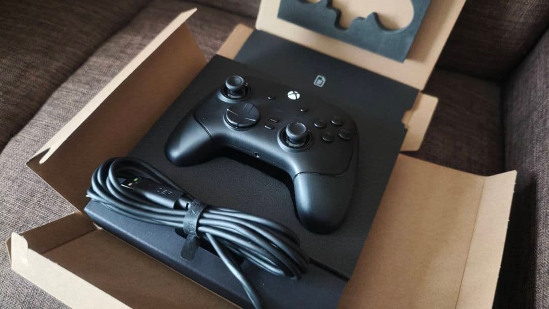 RAZER WOLVERINE V3 TOURNAMENT 有線コントローラー