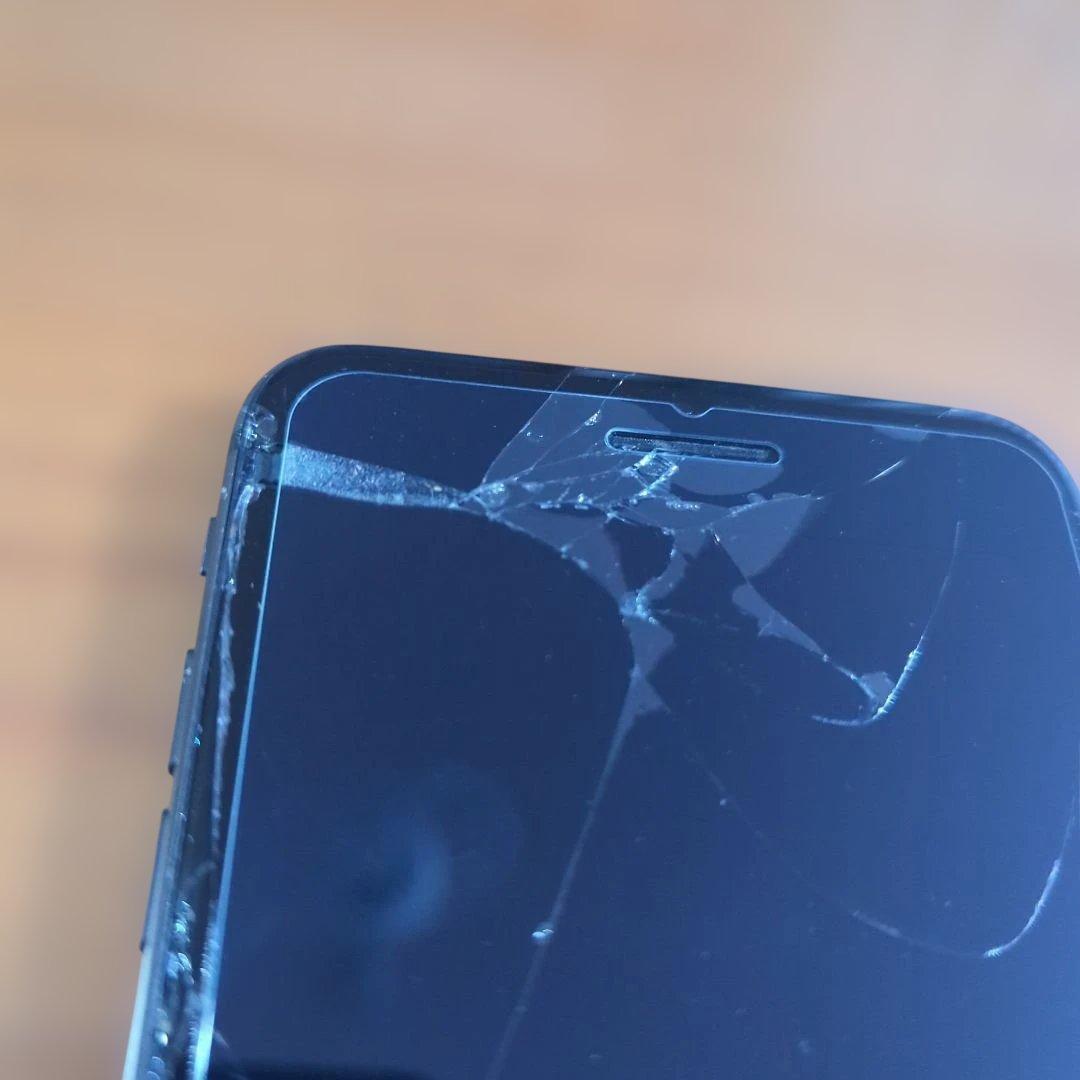 Apple iPhone 8 Plus ブラック 画面ひびあり