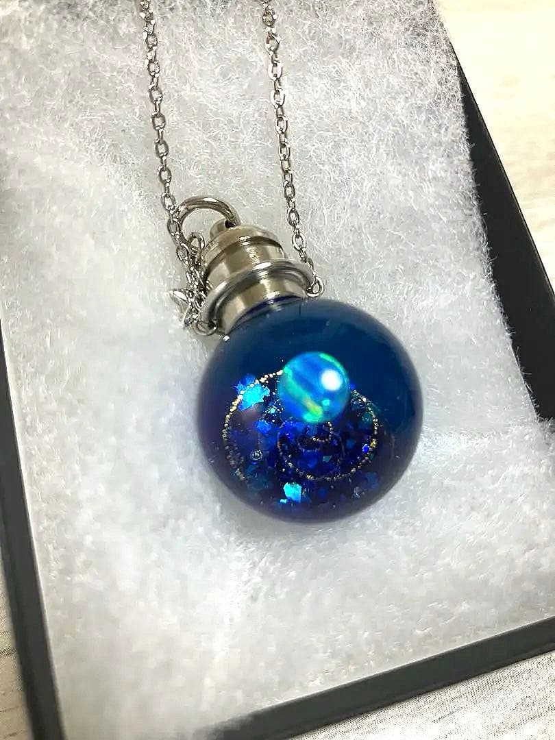 ※3日間限定値下げ！小さな宇宙 立体 レジン 青く光る ハンドメイド ネックレス