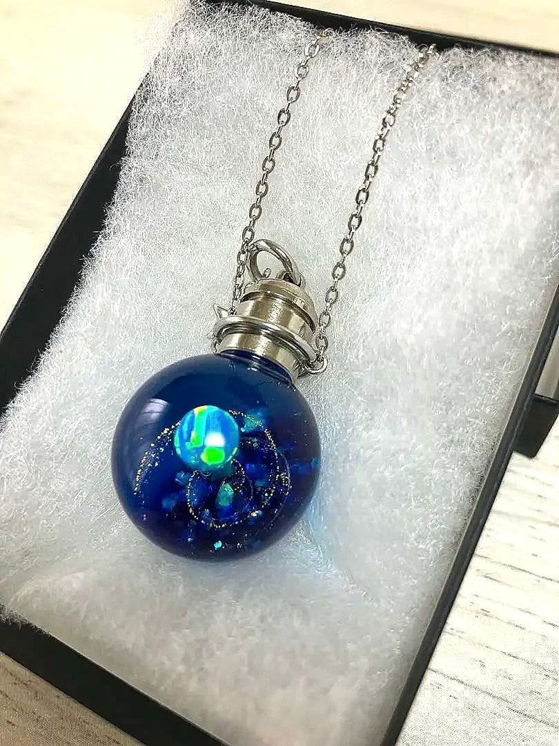 ※3日間限定値下げ！小さな宇宙 立体 レジン 青く光る ハンドメイド ネックレス