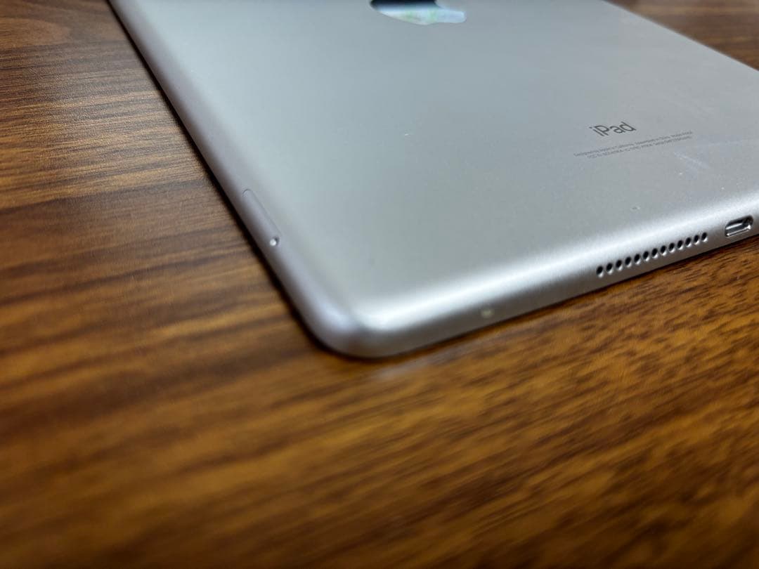iPad (第６世代) Wi-Fi + Cellular 32GB シルバー
