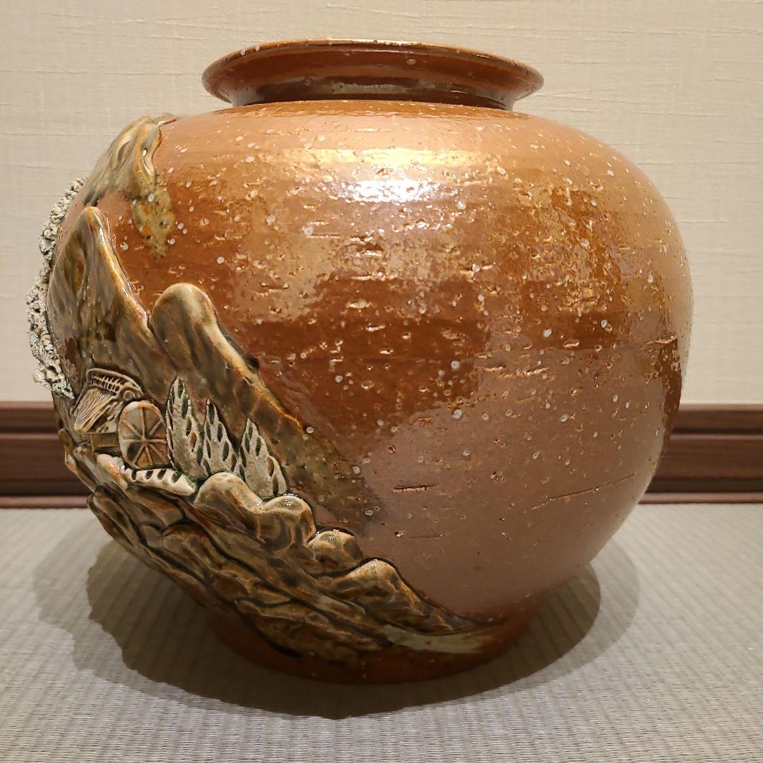 山と松の浮彫り陶器の壺