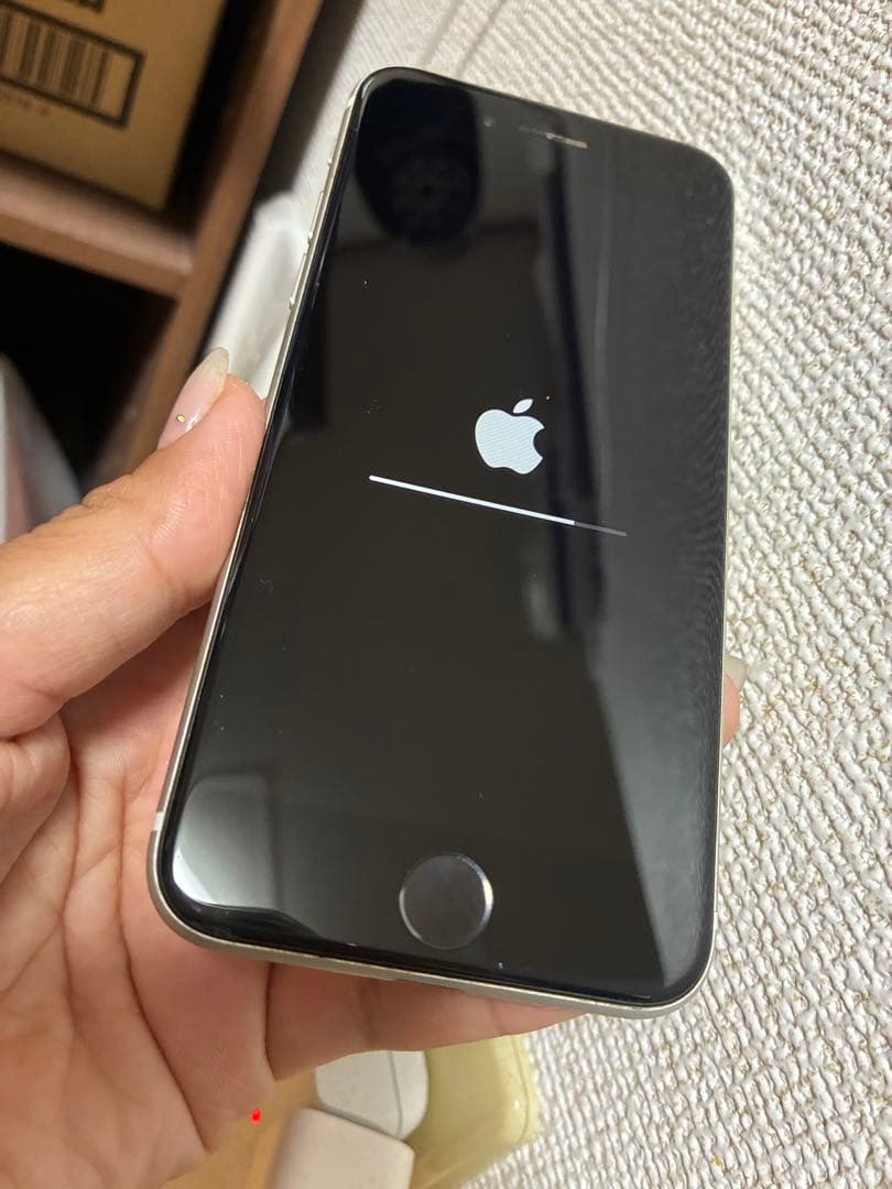 Apple iPhone SE ホワイト 本体