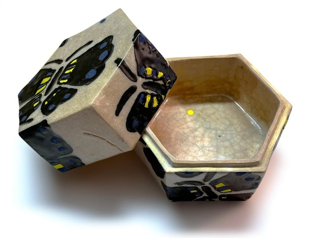 陶器蓋物器　六角形 蝶のデザイン 　ハンドクラフト