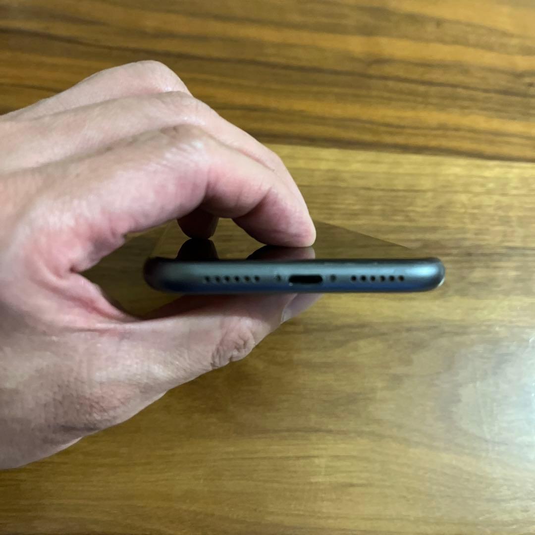 iPhone 11 64ギガ　バッテリー容量72% 画面割れ　背面割れなし