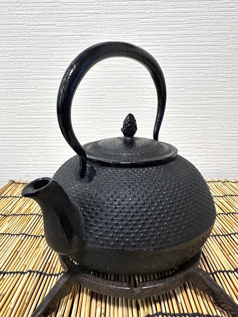 未使用品、供箱等付属品付　南部運南堂　南部鍋元造１２型アラレ　南部鉄瓶　南部鉄器