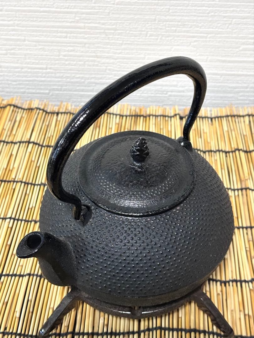 未使用品、供箱等付属品付　南部運南堂　南部鍋元造１２型アラレ　南部鉄瓶　南部鉄器