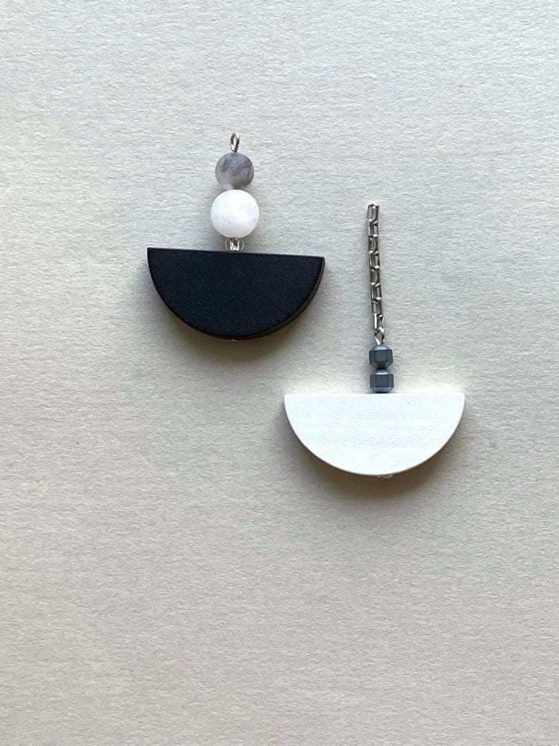 no.0074 モノトーンのhalf moon