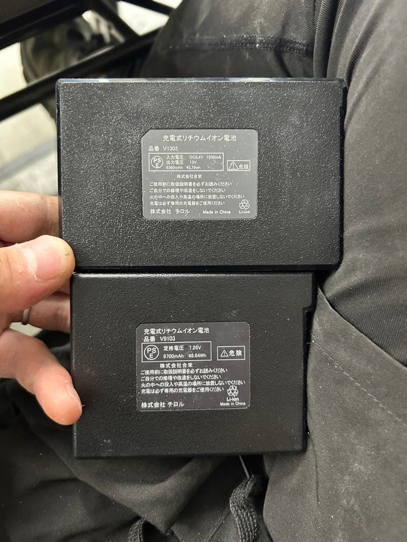 HOOH空調服バッテリー×2、充電器、ファンと繋ぐケーブル×2