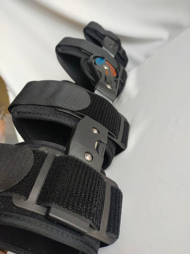 新品　未使用　リハビリ　装具　ニープレス　ニーブレース　膝固定器具　介護　看護