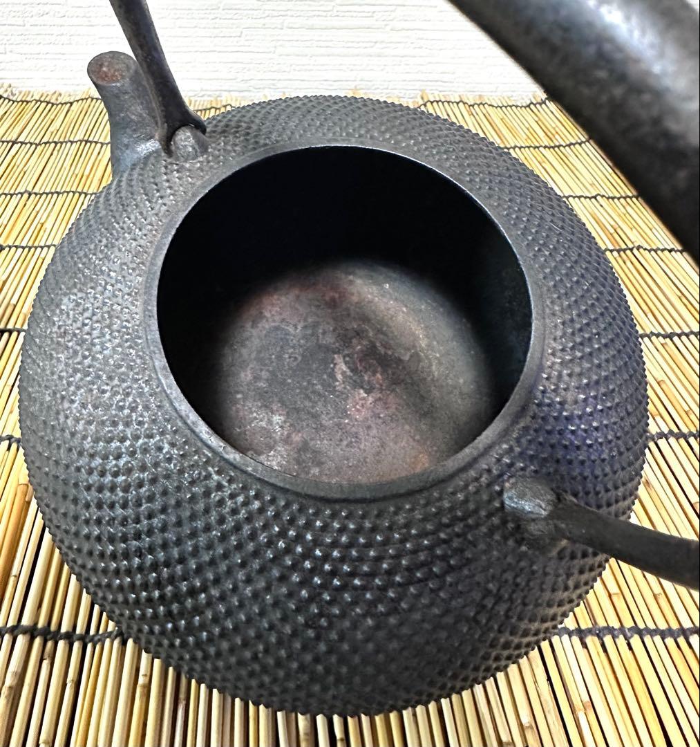 新品、付属品付　二十七代釜師 有坂 安太郎作　１２型アラレ　南部鉄瓶　南部鉄器