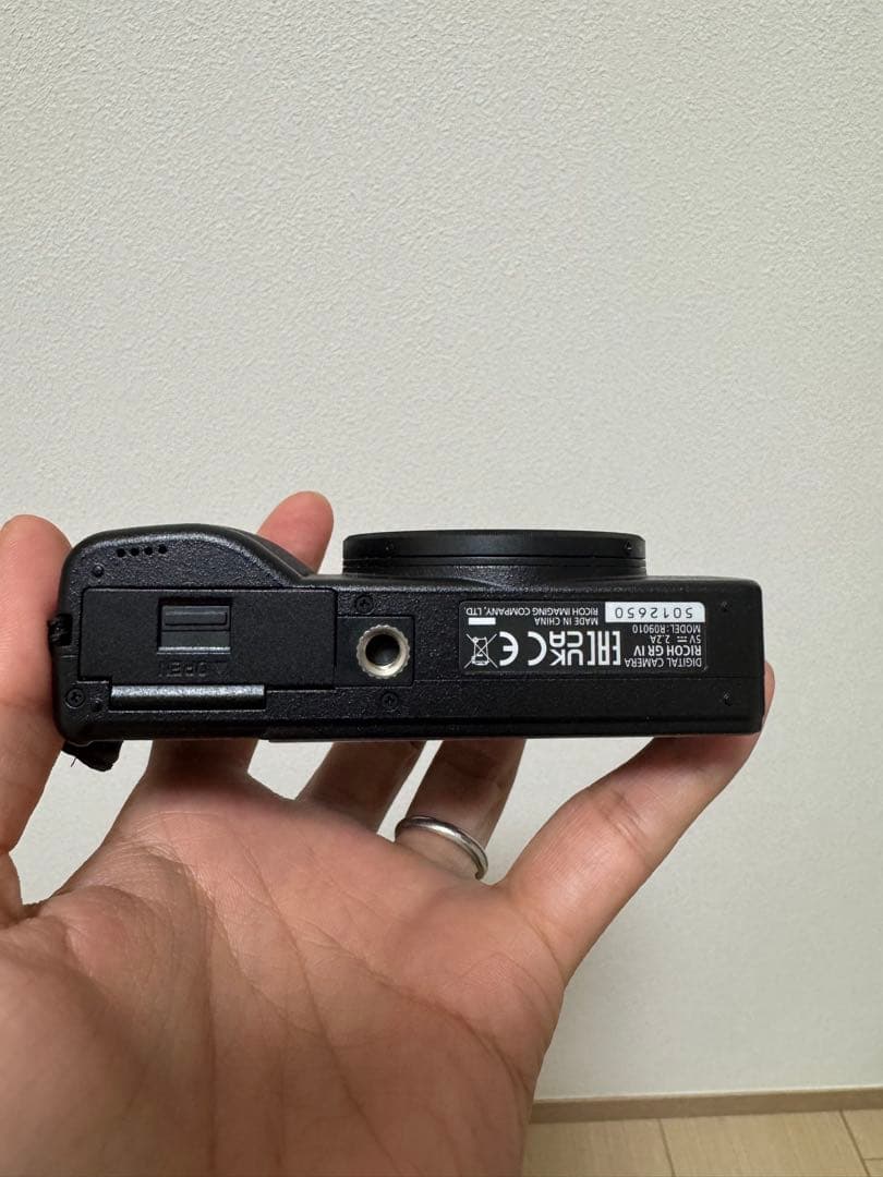 RICOH GR iv 本体 充電器 バッテリー2個　その他アクセサリー付き