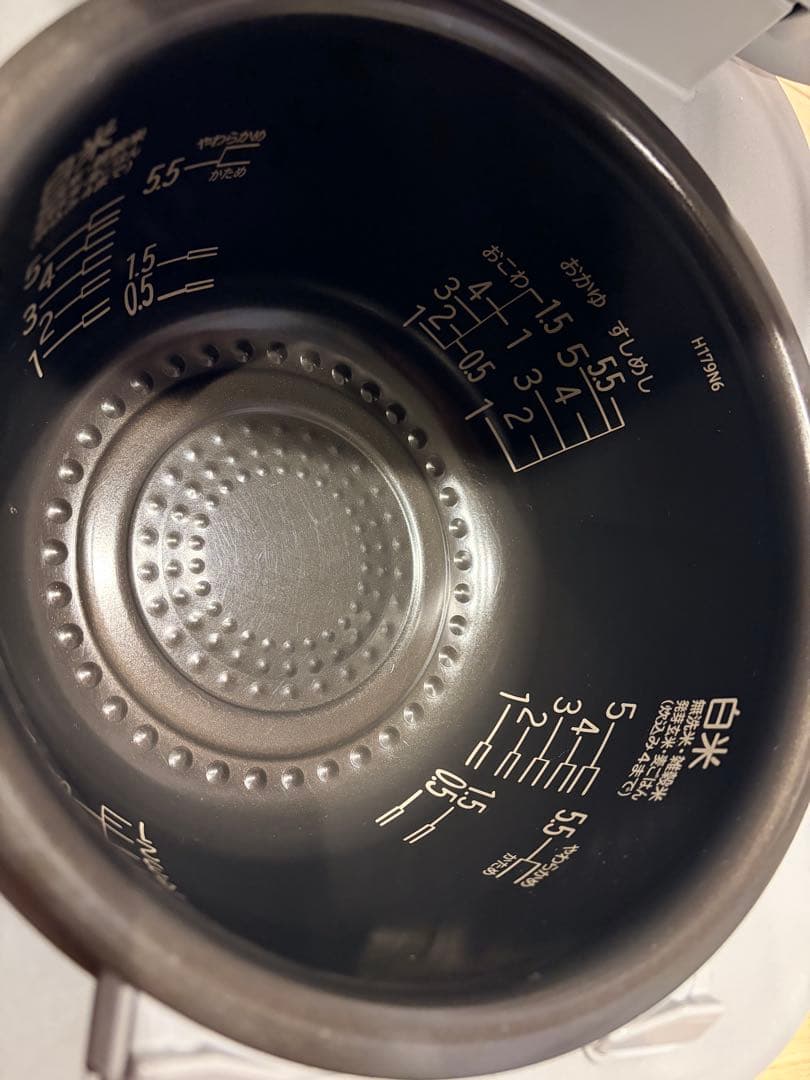 【2ヶ月使用美品】日立 炊飯器 5.5合炊 RZ-V100FM 白　ふっくら御膳