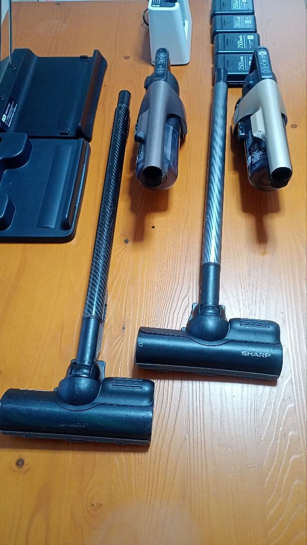【シャープ ラクティブエアー スティック掃除機 2本セット｜バッテリー4個付き】