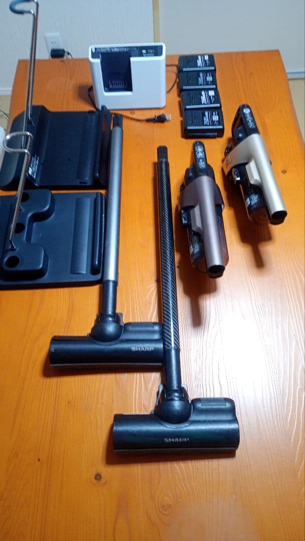 【シャープ ラクティブエアー スティック掃除機 2本セット｜バッテリー4個付き】