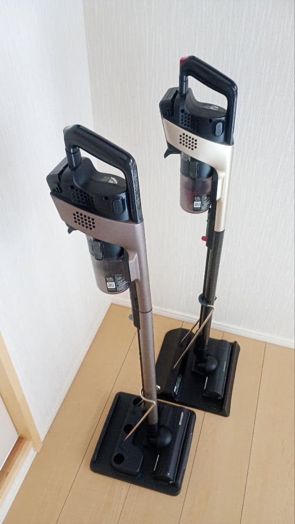 【シャープ ラクティブエアー スティック掃除機 2本セット｜バッテリー4個付き】