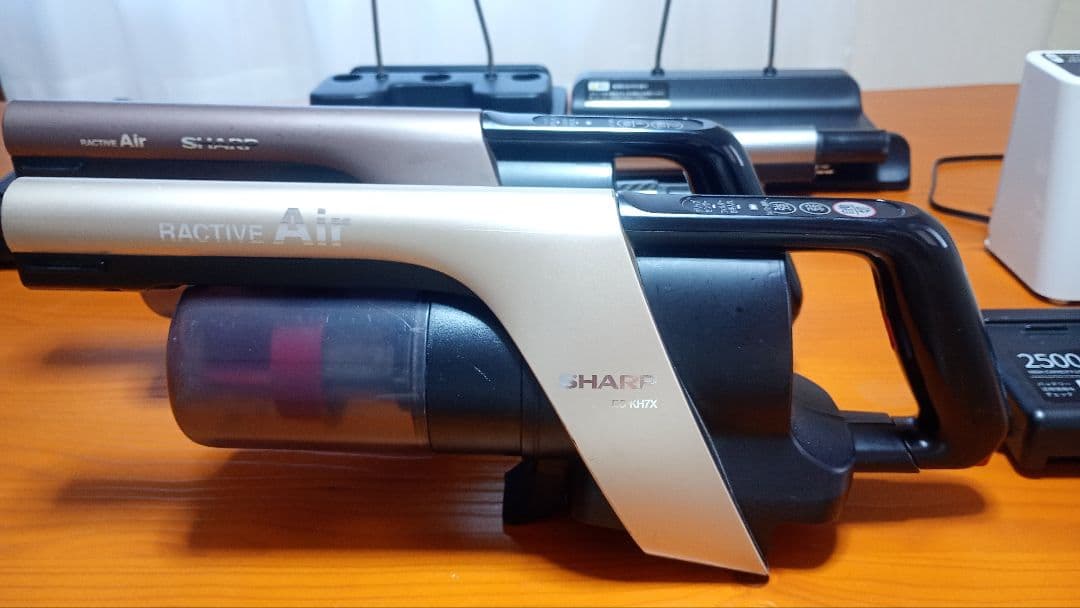 【シャープ ラクティブエアー スティック掃除機 2本セット｜バッテリー4個付き】