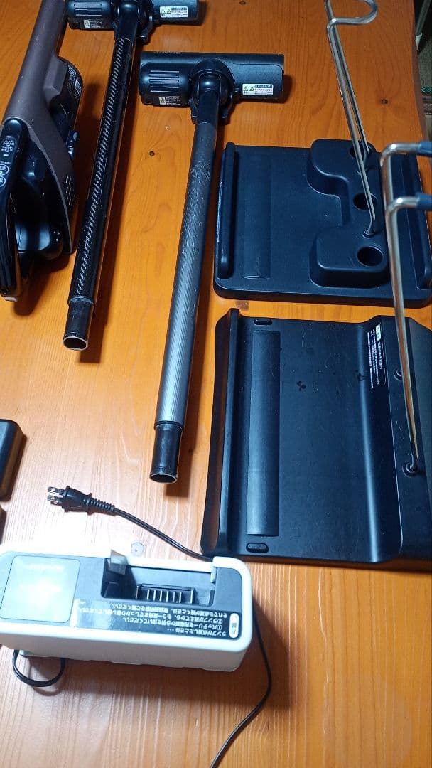 【シャープ ラクティブエアー スティック掃除機 2本セット｜バッテリー4個付き】