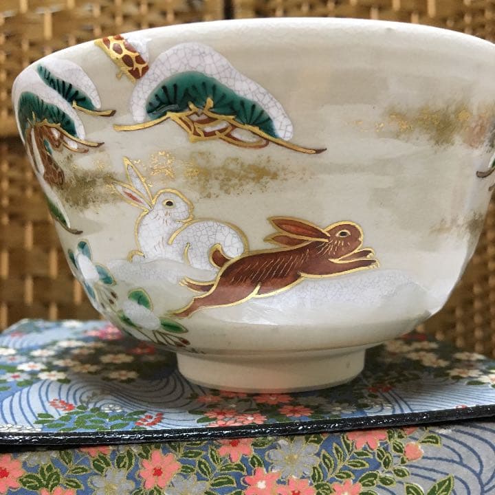茶道具　抹茶茶碗　松と紅白うさぎの絵柄　化粧箱　N484MC
