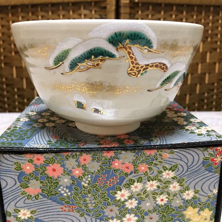 茶道具　抹茶茶碗　松と紅白うさぎの絵柄　化粧箱　N484MC