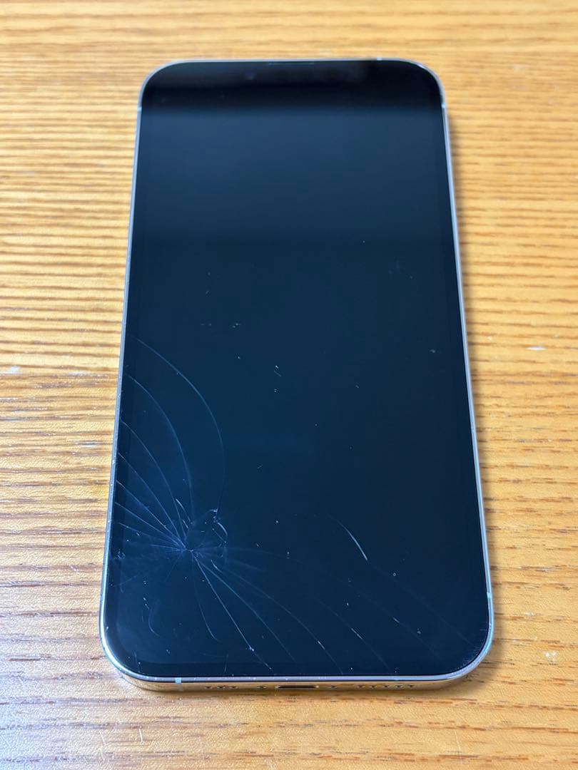 Apple iPhone 13 Pro 本体 画面にひびあり