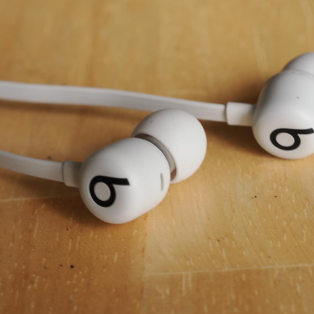 Beats Flex ワイヤレスイヤホン – Apple W1ヘッドフォンチップ