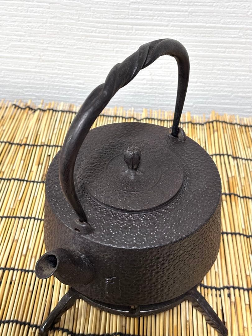 ＵＳＥＤ、良品　南部三厳堂　捻鉉　亀甲文様１２型　南部鉄瓶　南部鉄器　鉄瓶