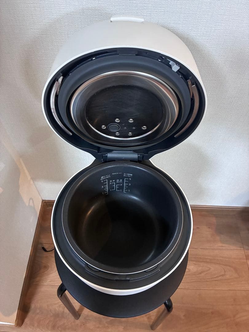 美品　2023年製 パナソニック　圧力IHジャー炊飯器　SR-NB102