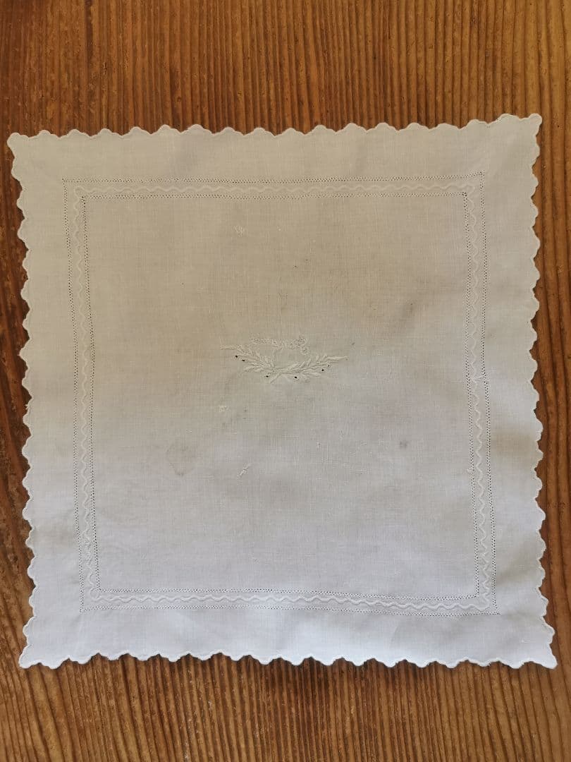 アンティーク 美しい淡いライトグレー とろみのあるリネン 月桂樹手刺繍クロス