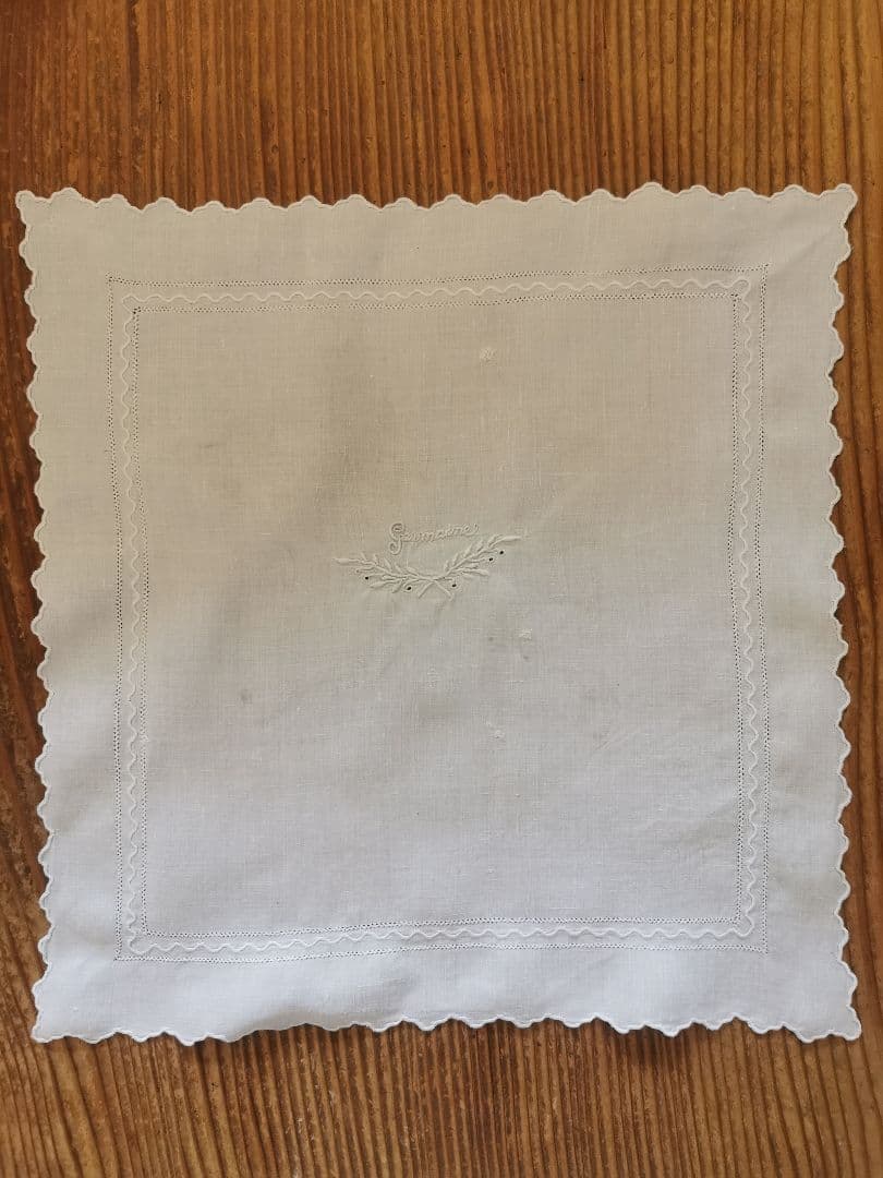 アンティーク 美しい淡いライトグレー とろみのあるリネン 月桂樹手刺繍クロス