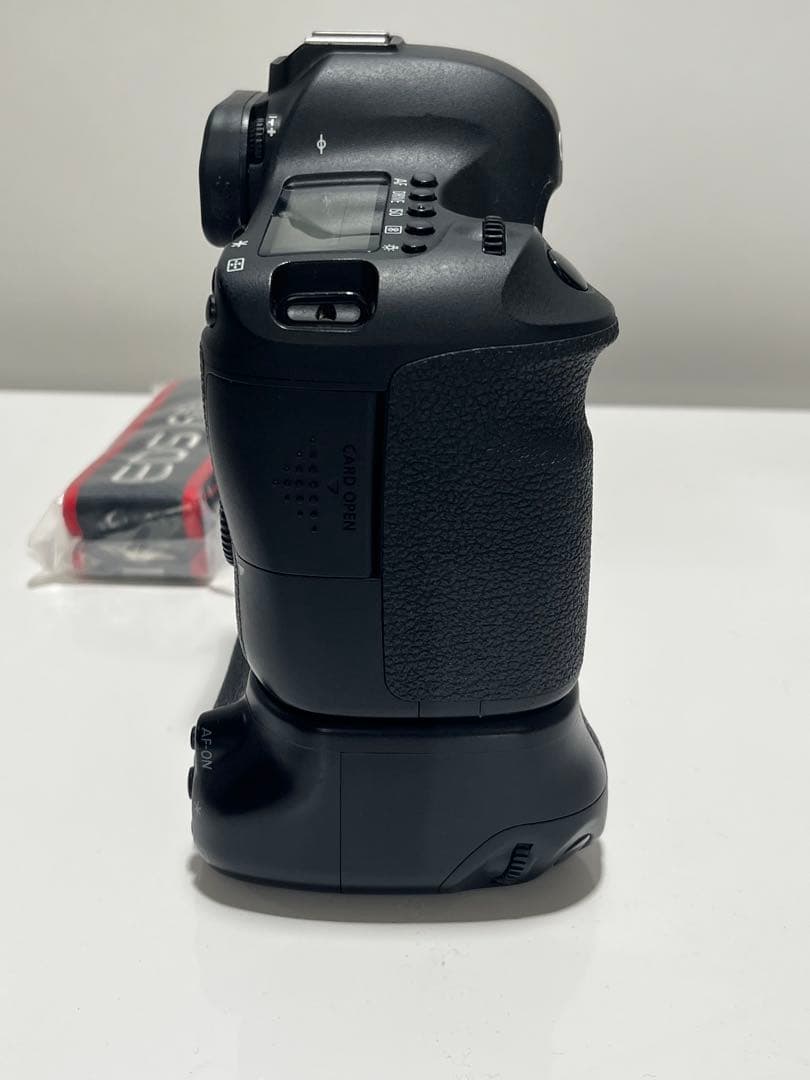 キャノンEOS 6d グリップ付き　ストラップ新品