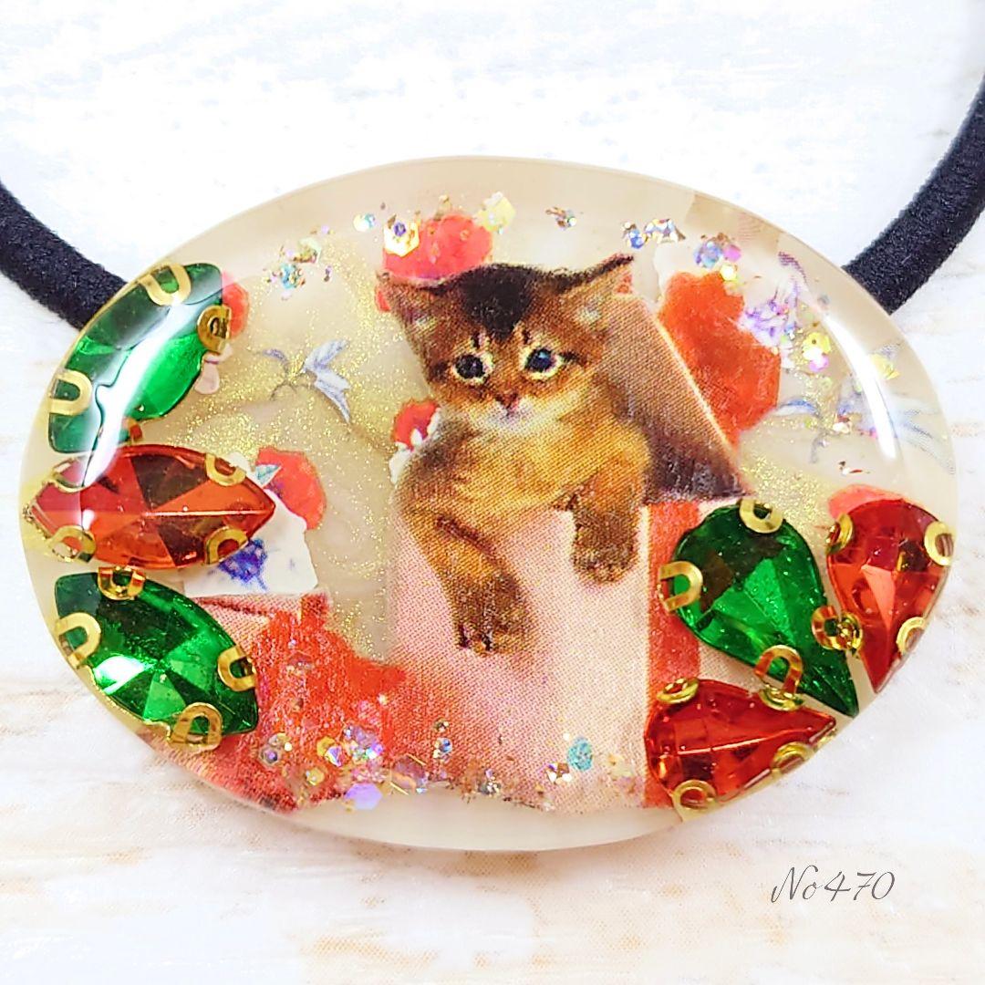 ビジューとプレゼント猫ちゃんのヘアゴム ハンドメイド レジン クリスマス 楕円