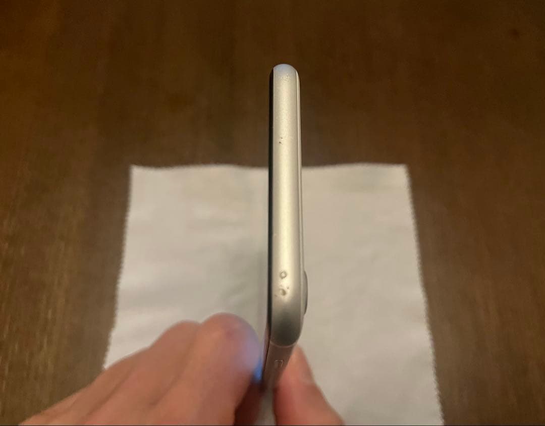 iPhone se2 ホワイト　64GB バッテリー76% スクリーン綺麗です