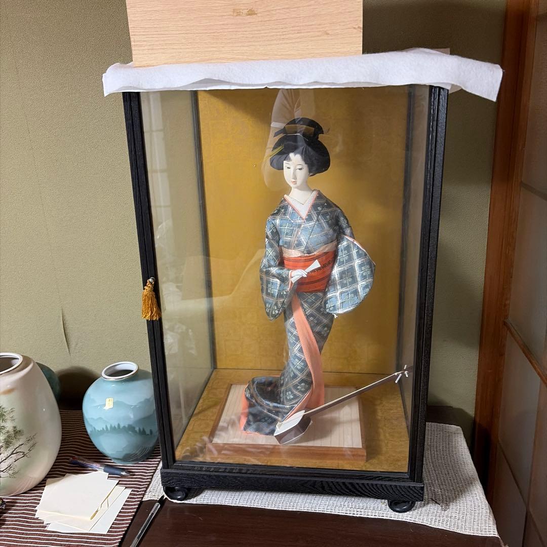 伝統的な日本人形 ガラスケース付き