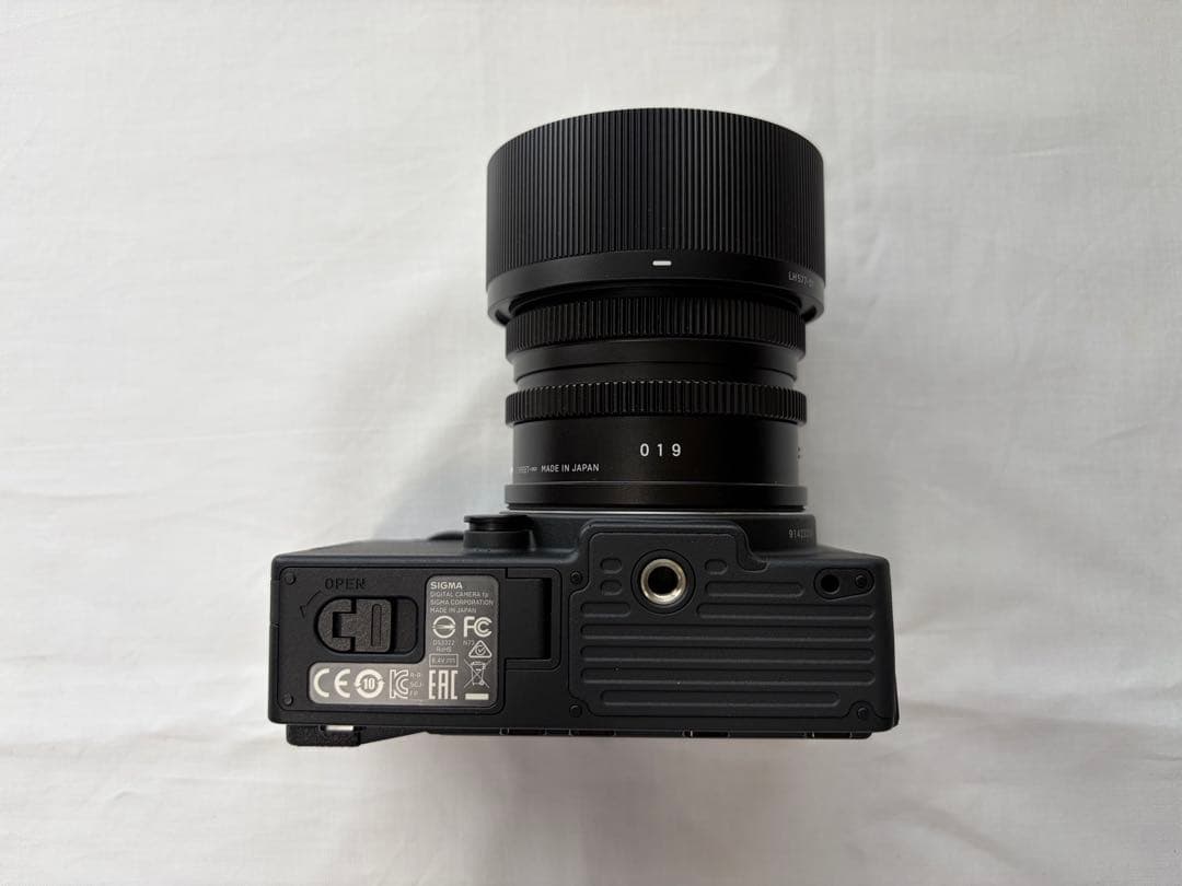 SIGMA fp ミラーレス一眼 カメラ 本体　予備バッテリー一個付き